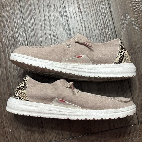 Women’s Heydude size 7 EUC - Picture 2 of 4
